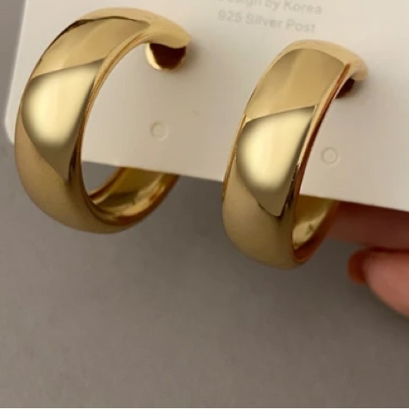 NWT 18k GOLD PLATED HOOP EARRINGS - Picture 3 of 5